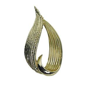 Vintage Gold Tone Textured Leaf Brooch With Elegant Curved Design (5748)